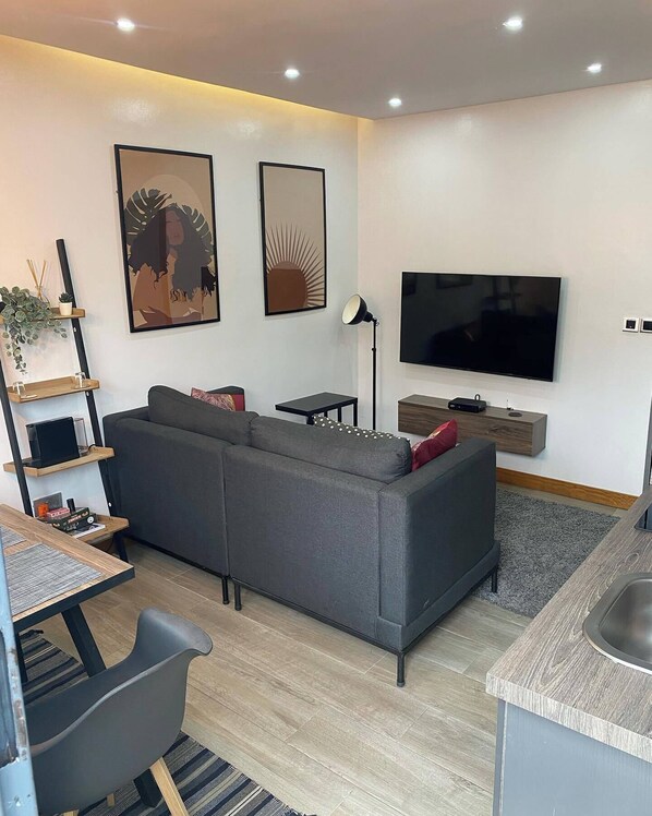 Familienapartment, Balkon, Stadtblick | Wohnbereich