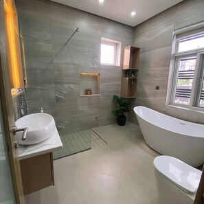 Familienapartment, Balkon, Stadtblick | Badezimmer
