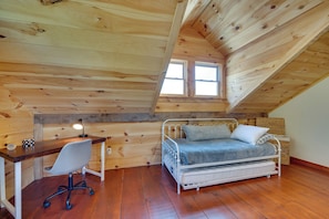 2 bedrooms, iron/ironing board, bed sheets - Unplug, Unwind & Explore: Remote Vermont Cabin (Sharon)