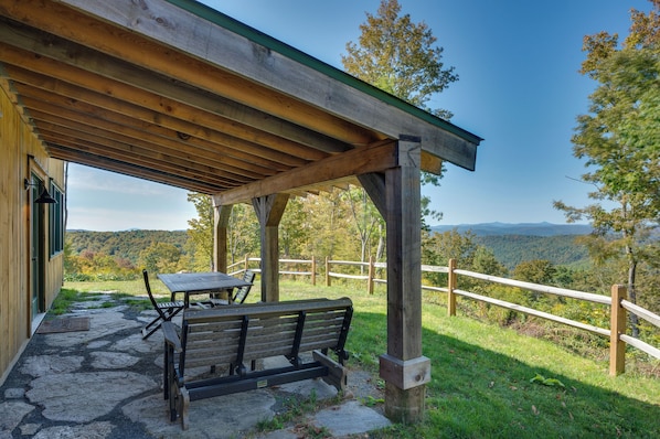Outdoor dining - Unplug, Unwind & Explore: Remote Vermont Cabin (Sharon)