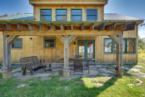 Outdoor dining - Unplug, Unwind & Explore: Remote Vermont Cabin (Sharon)