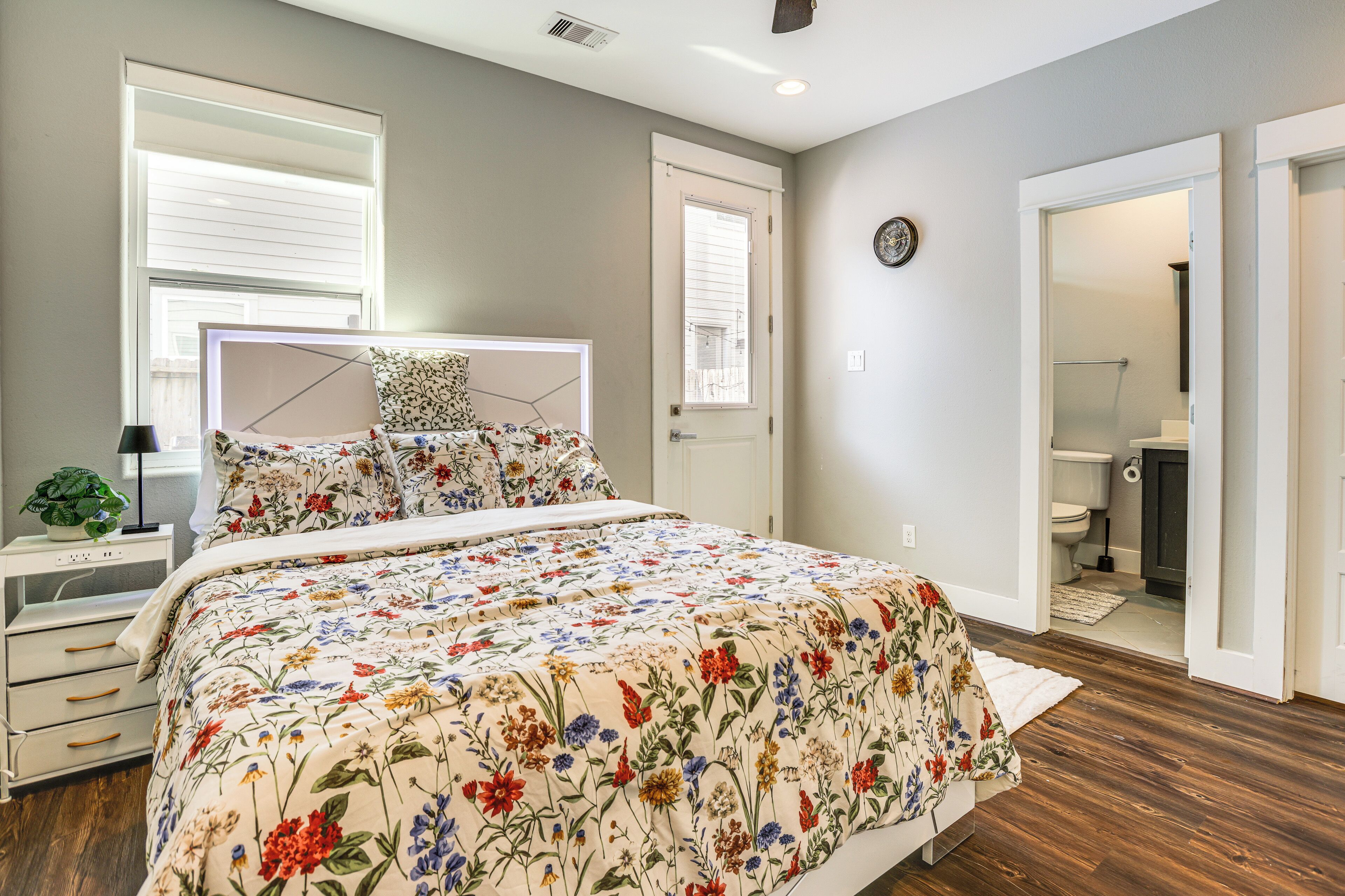 3 多间卧室、办公桌、熨斗/熨衣板、上网接入