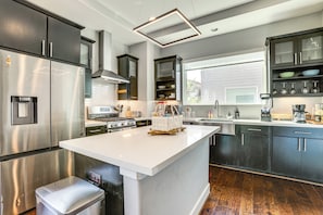 Fridge, microwave, stovetop, dishwasher