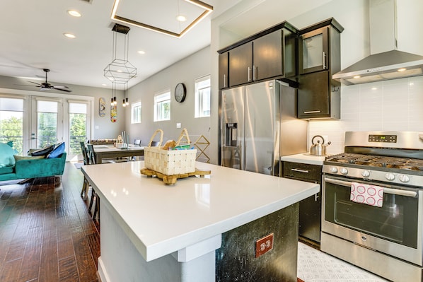 Fridge, microwave, stovetop, dishwasher