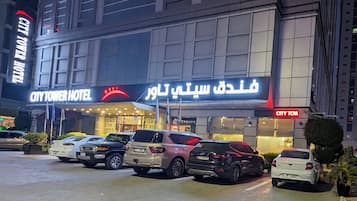 Fachada del Hotel City Tower con varios coches aparcados en la parte delantera.