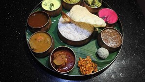 Eine traditionelle südindische Mahlzeit mit Reis, verschiedenen Currys und einer Bananenblüte.