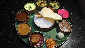 Una comida tradicional del sur de la India con arroz, diferentes guisos y una flor de plátano.