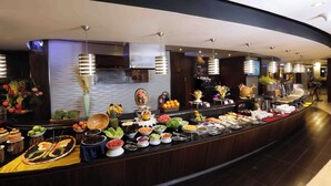 Ein reichhaltiges Buffet mit verschiedenen Speisen und einem modernen Ambiente.