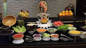 Ein Buffet mit einer Auswahl an Speisen, darunter Obst, Gemüse und Salaten.