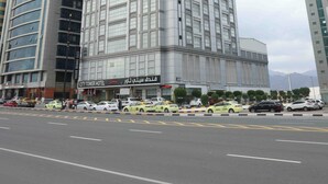 Un edificio moderno y alto de hotel, con un letrero llamativo del Hotel City Tower.