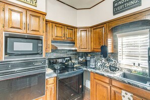 Fridge, microwave, stovetop, coffee/tea maker - Close to Hospital & Dtwn! Quiet Waycross Home (Waycross)