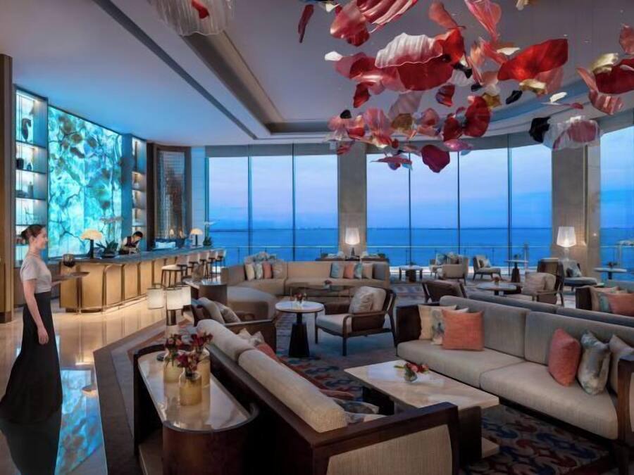 Lobby lounge