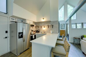 Réfrigérateur, micro-ondes, plaque de cuisson, lave-vaisselle