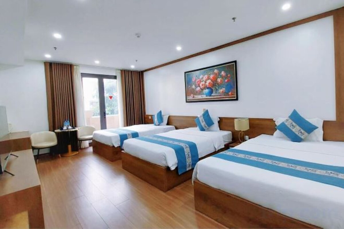 Luxury Twin Room (Chinese Service + Spacious Comfort + Smart Refrigerator)