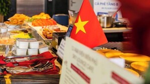 Un buffet proposant une variété de plats et un drapeau vietnamien.