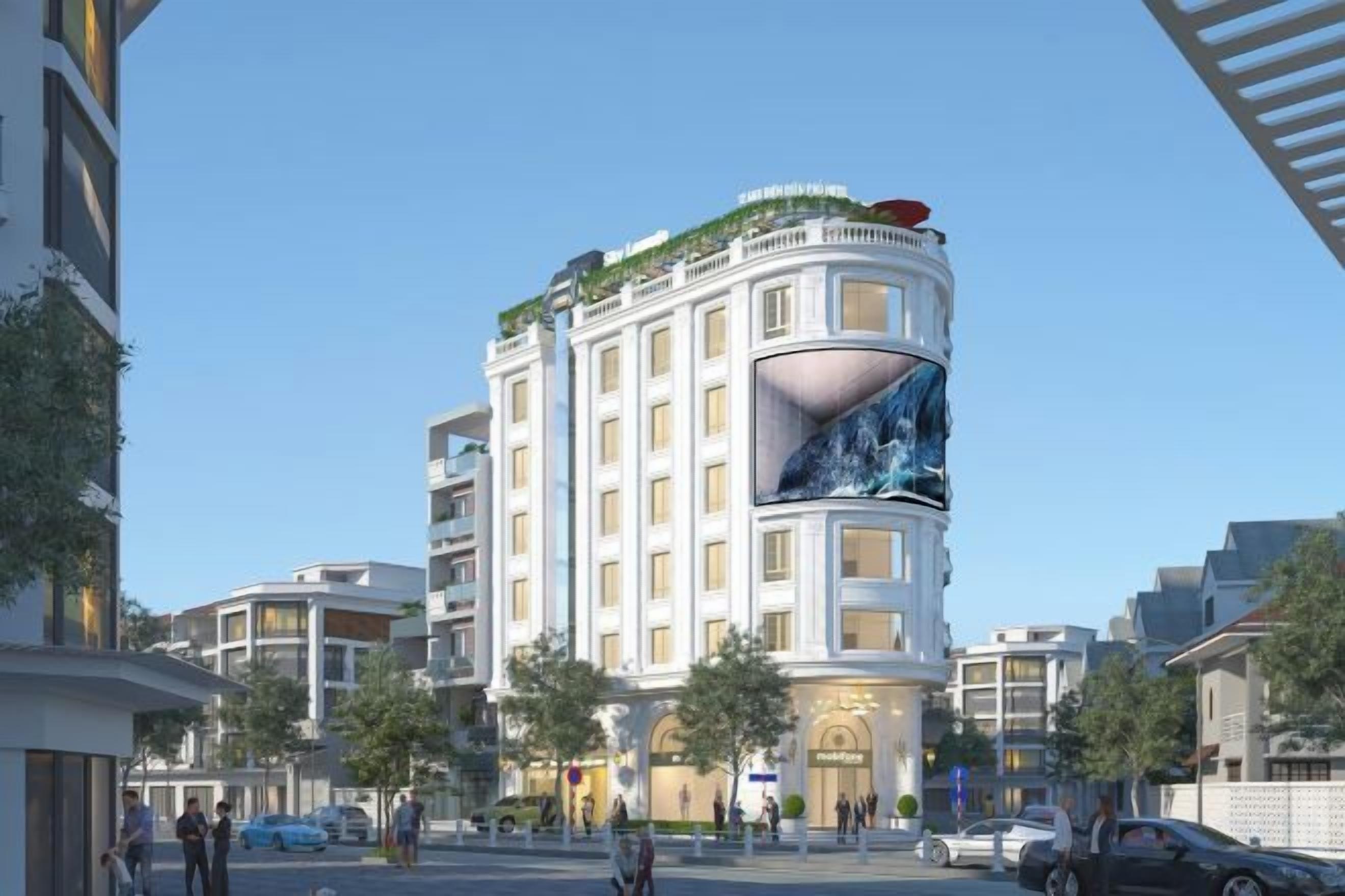 Hotel com vários andares, fachada curva, grandes janelas e um jardim no terraço.