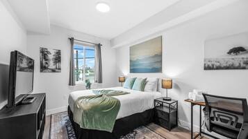 1 slaapkamer, een bureau, een strijkplank/strijkijzer, wifi