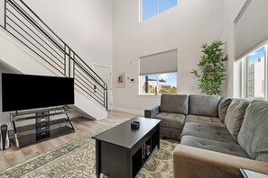 Een televisie en een kantoor