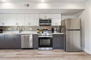 Een koelkast, een magnetron, een oven, een kookplaat