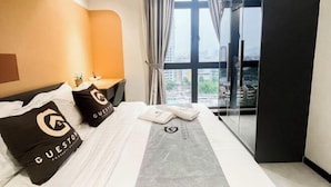 Une chambre d’hôtel avec un lit, une table de chevet, une fenêtre avec des rideaux et une vue sur la ville.