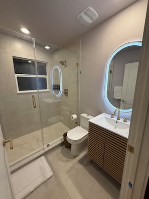 Shower, hair dryer, towels, soap - VILLA VERDE WALKING DISTANCE TO RIVER
~~~Rio Vista Lovely 3 bd room~~~ SMTX (San Marcos)