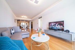 Apartment, 2 Bedrooms, Kitchen, City View | Living room | Smart TV