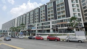 A multi-story building with a modern architectural design, featuring a series of balconies and large windows. - Damas Mont Kiara by Scape Stay (Kuala Lumpur)