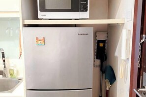 A kitchen with a Samsung refrigerator, a microwave, and a water dispenser. - Damas Mont Kiara by Scape Stay (Kuala Lumpur)