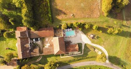 Superb Gîte, gateway to Aubeterre, crossroads of the Périgord Vert, Charente, Dordogne
