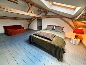 4 bedrooms, iron/ironing board, travel crib, free WiFi