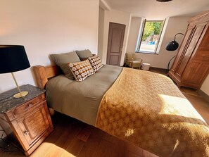 5 bedrooms, iron/ironing board, internet, bed sheets