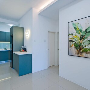 Una cocina moderna con encimera azul y cafetera.