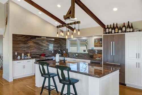 5BR 3.5BA Panoramic Ocean & Mountain Views