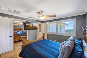 5 slaapkamers, een bureau, een strijkplank/strijkijzer, reisbedje