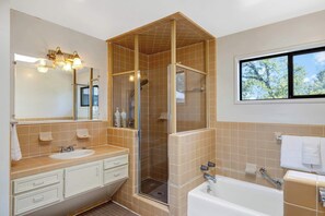 Douche, sèche-cheveux, serviettes fournies