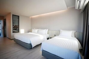 A hotel room with two beds, a large mirror, and a modern design. - Aura Hotel Hatyai Songkhla (Hat Yai)