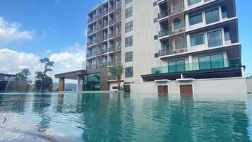 حمام سباحة خارجي