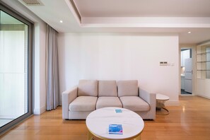 Apartamento superior, 1 habitación, cocina, vistas a la ciudad | Sala de estar | Una Smart TV