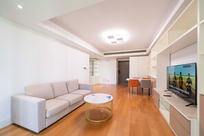 Apartamento superior, 1 habitación, cocina, vistas a la ciudad | Sala de estar | Una Smart TV