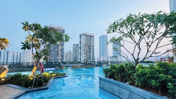 Piscina no terraço com vista para edifícios altos.