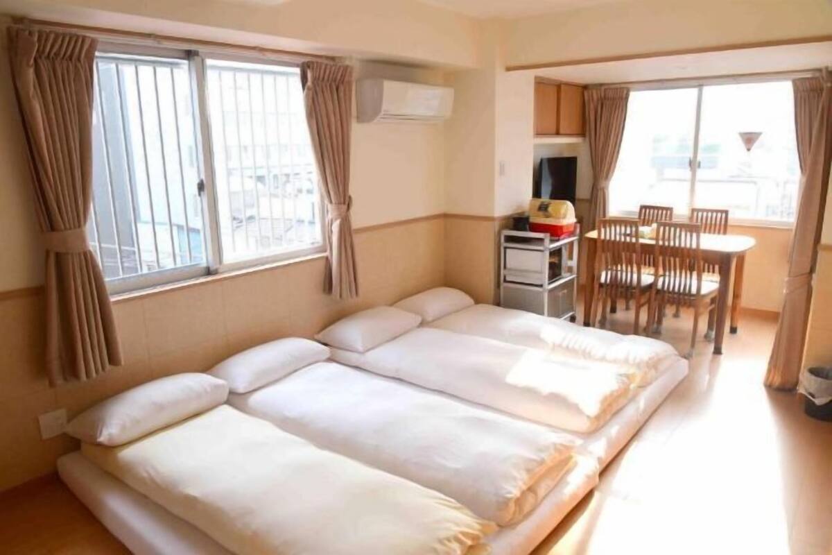 Een kamer met een bed, een bureau en een stoel.