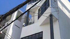 A modern building with a white facade and multiple windows. - LYLAC Home Saigon HHH - Beautiful City Center Whole Townhouse in D1 (Ho Chi Minh City)