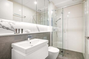 Dusche, Haartrockner, Handtücher