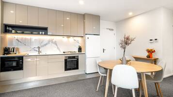 ثلاجة، ميكروويف، فرن، موقد طهي مسطح