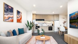 TV, offices - Modern City Views Escape with Gym and Pool Access (Southbank)