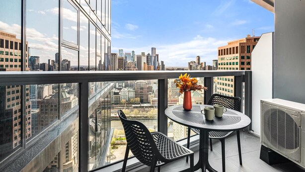 Outdoor dining - Modern City Views Escape with Gym and Pool Access (Southbank)