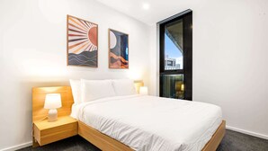 1 bedroom, desk, iron/ironing board, WiFi - Modern City Views Escape with Gym and Pool Access (Southbank)
