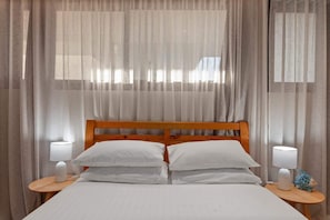 1 quarto, ferros/tábuas de passar roupa, roupa de cama