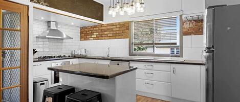 Een koelkast, een magnetron, een oven, een kookplaat