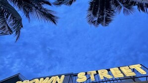 Un letrero con 'BROWN STREET' en letras grandes.